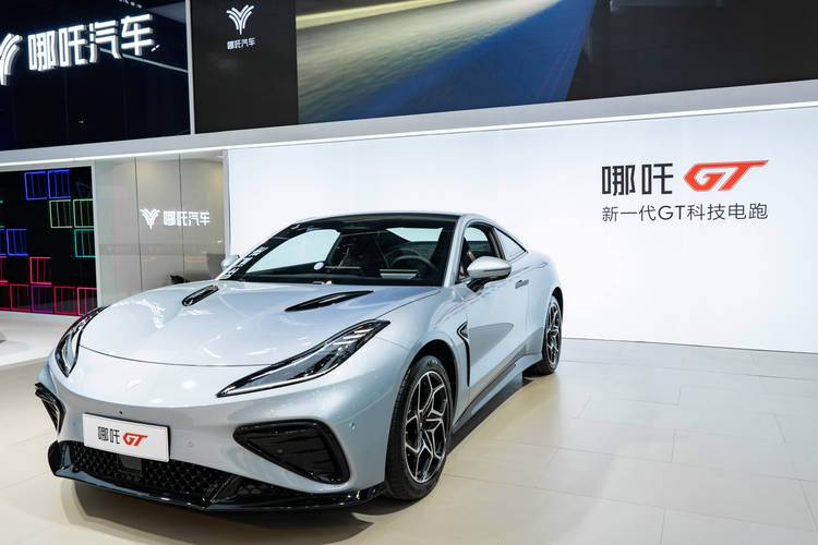 成都182哪吒汽车在智能汽车领域的表现，领途汽车在新能源汽车市场中的影响力